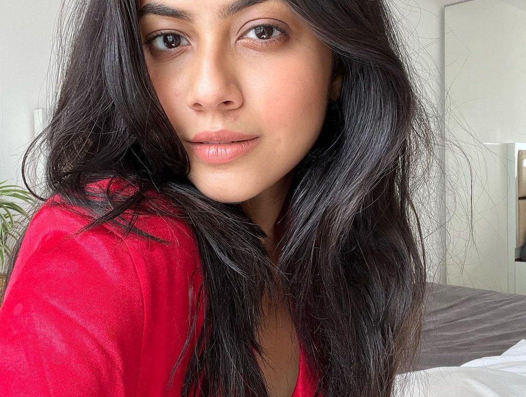 Reem Shaikh clicking a selfie