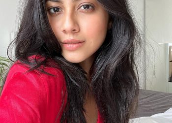 Reem Shaikh clicking a selfie