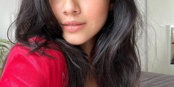 Reem Shaikh clicking a selfie