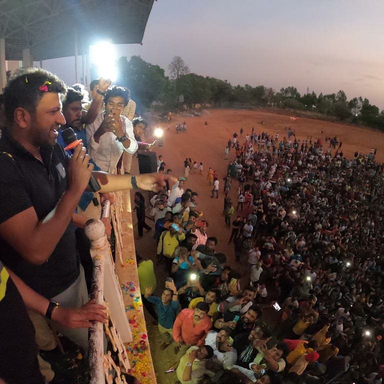 Dhriti Rajkumar father Puneeth with his fans